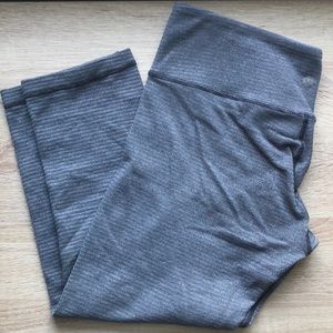 Lululemon gray crops